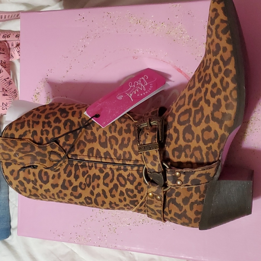 Southern Fried chics cheetah boots size 8.5